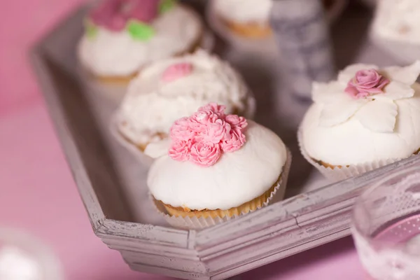 Dessert table decoration flowers sweats — Stock Photo, Image