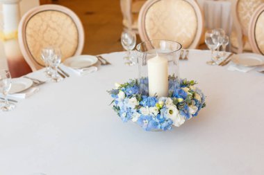 Beyaz masa mavi çiçek dekorasyon mum