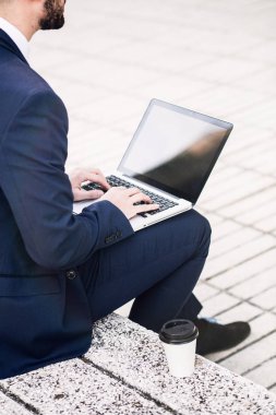 dizüstü bilgisayar kullanan genç işadamı