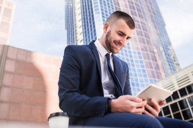 genç işadamı bir tablet bilgisayar kullanma