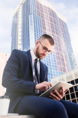 genç işadamı bir tablet bilgisayar kullanma