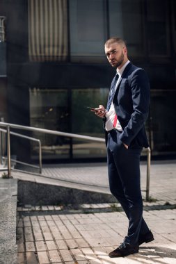 genç işadamı bir akıllı telefon kullanma