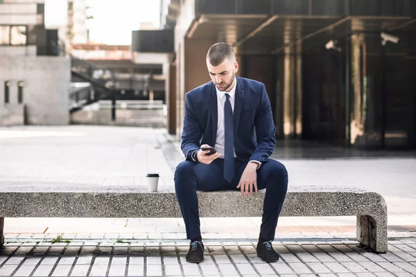 genç işadamı bir akıllı telefon kullanma