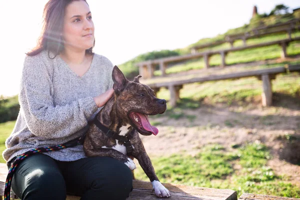 Orada köpek olan kadın