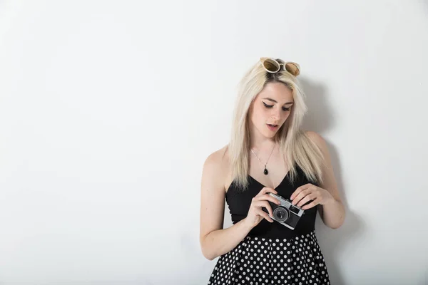 Trndy hipster wanita muda menggunakan kamera foto — Stok Foto