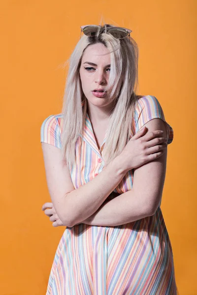 Joven mujer de moda posando — Foto de Stock