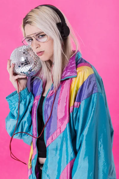 Mujer joven posando con una bola disco — Foto de Stock