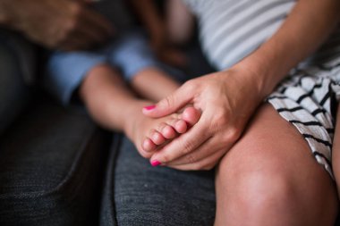 Çocuk ayak tutan anne