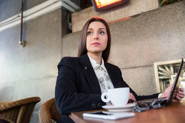 Retrato sincero de uma mulher de negócios trabalhando em um café . — Fotografia de Stock