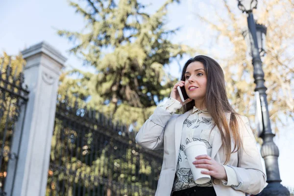หนุ่มนักธุรกิจหญิงพูดคุยทางโทรศัพท์กลางแจ้ง — ภาพถ่ายสต็อก