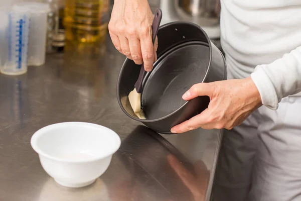 Memasak menyiapkan cetakan untuk memasak — Stok Foto