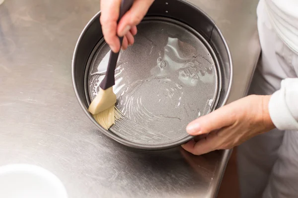 Memasak menyiapkan cetakan untuk memasak — Stok Foto