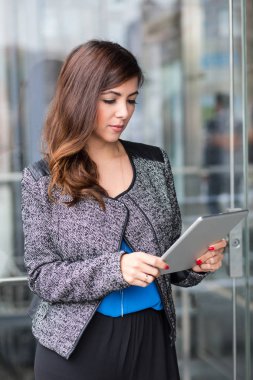 çekici işkadını tablet bilgisayar kullanarak