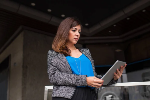 Mulher de negócios atraente usando um computador tablet — Fotografia de Stock