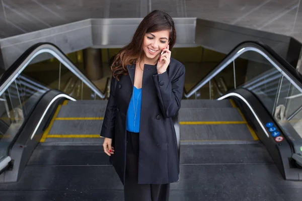 ผู้หญิงธุรกิจที่มีความสุข พูดคุยทางโทรศัพท์ — ภาพถ่ายสต็อก