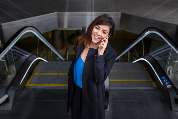 Mulher de negócios alegre falando ao telefone — Fotografia de Stock