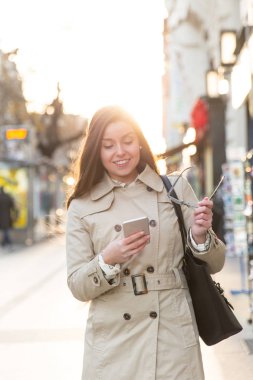 neşeli işkadını bir telefon kullanma