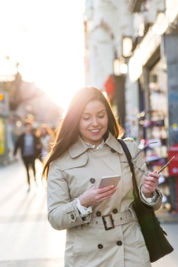 neşeli işkadını bir telefon kullanma