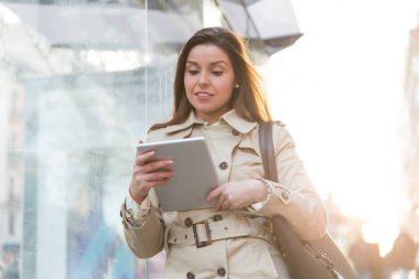 neşeli işkadını tablet bilgisayar kullanarak