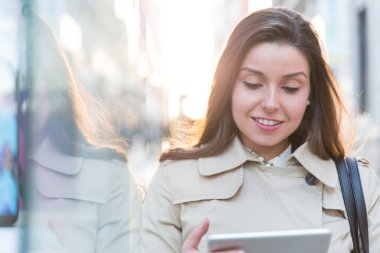 neşeli işkadını tablet bilgisayar kullanarak