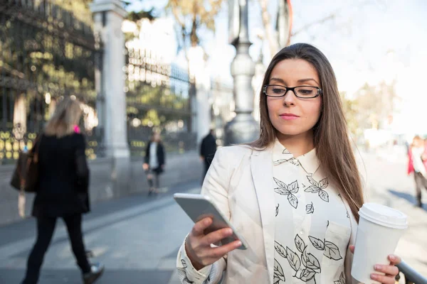 Wanita bisnis muda menggunakan telepon — Stok Foto
