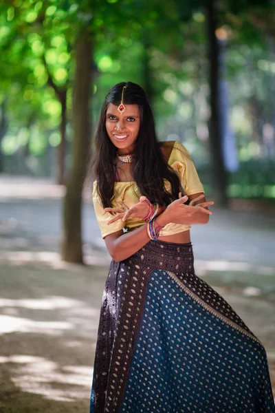 Jovem bela mulher indiana tradicional ao ar livre — Fotografia de Stock