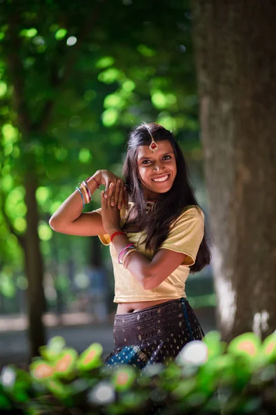 Mladá krásná tradiční indická žena venku — Stock fotografie