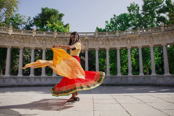 Jovem bela mulher indiana tradicional dançando ao ar livre — Fotografia de Stock