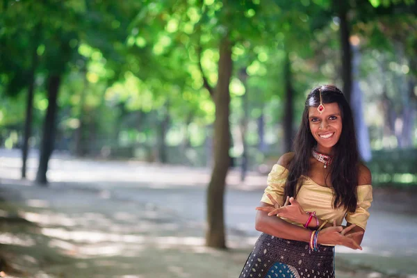 Νέοι όμορφη παραδοσιακή ινδική γυναίκα σε εξωτερικούς χώρους — Φωτογραφία Αρχείου