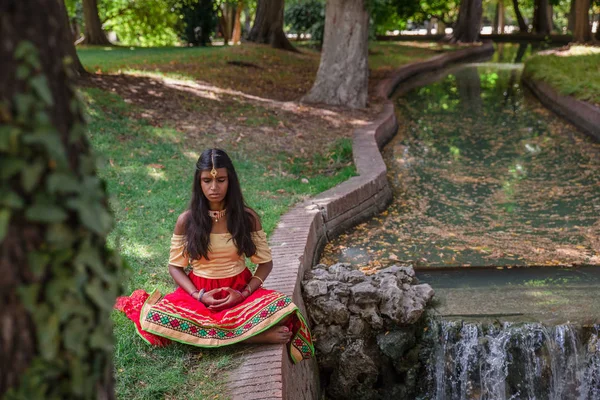 Mladá krásná tradiční indická žena cvičí jógu v natu — Stock fotografie