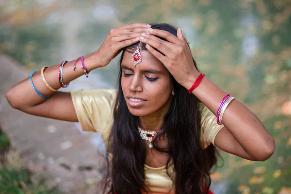 Porträtt av en ung vacker traditionell indisk kvinna — Stockfoto