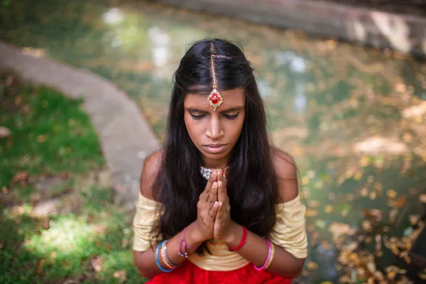 Jonge mooie traditionele Indiase vrouw bidden buiten — Stockfoto