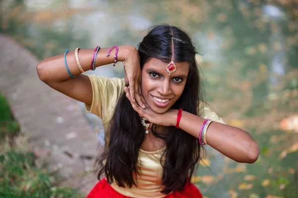 Retrato de uma jovem bela mulher indiana tradicional alegre — Fotografia de Stock