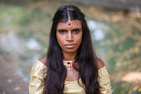 Portrét mladé krásné tradiční indické ženy — Stock fotografie