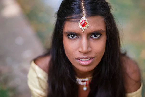 Close-up retrato de uma jovem bela mulher indiana tradicional — Fotografia de Stock