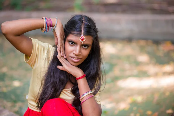 Retrato de uma jovem bela mulher indiana tradicional — Fotografia de Stock