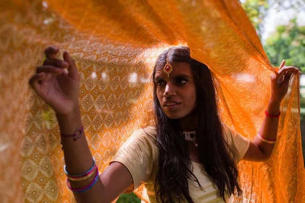 Mladá krásná tradiční indická žena — Stock fotografie