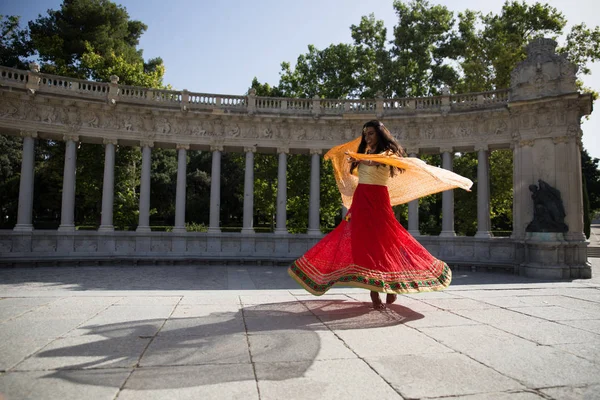 Wanita muda cantik tradisional India menari di luar ruangan Stok Gambar