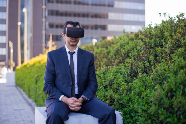 Sanal gerçeklik gözlük takan işadamı