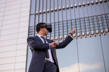 Sanal gerçeklik gözlüğü kullanan bir iş adamı