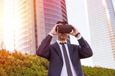 Sanal gerçeklik gözlüklerini ayarlama iş adamı