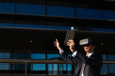 Tablet bilgisayar ve sanal gerçeklik gözlük kullanarak iş adamı