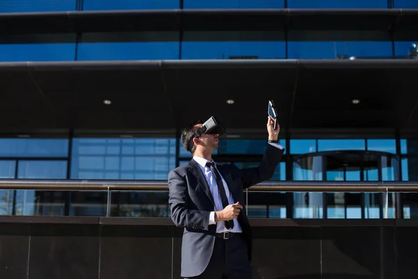 Бизнесмен с помощью планшетного компьютера и очков виртуальной реальности — стоковое фото