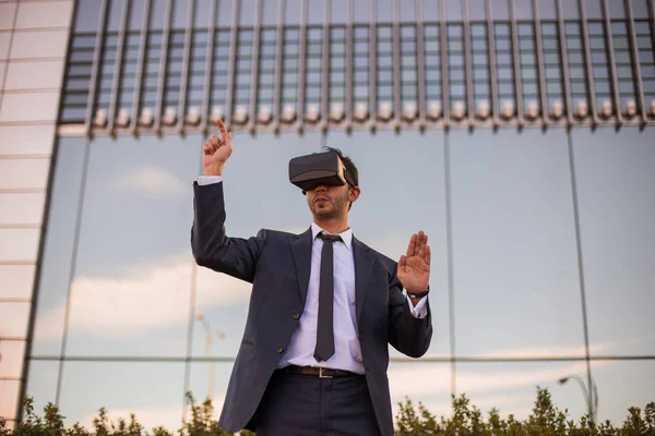 Üzletember virtuális valóság szemüveget használ Jogdíjmentes Stock Képek
