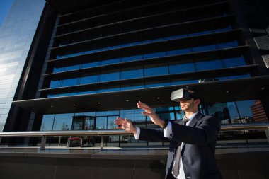 Sanal gerçeklik gözlüğü kullanan bir iş adamı