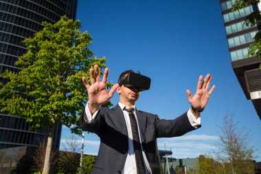 Sanal gerçeklik gözlüğü kullanan bir iş adamı