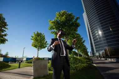 Sanal gerçeklik gözlüğü kullanan bir iş adamı