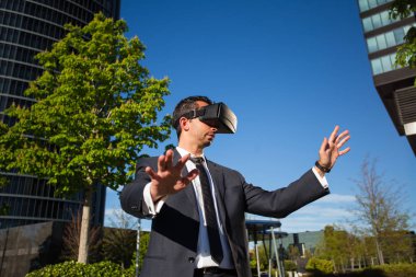 Sanal gerçeklik gözlüğü kullanan bir iş adamı