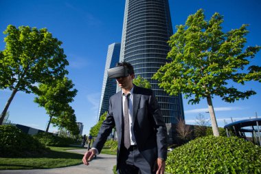 Sanal gerçeklik gözlük takan işadamı