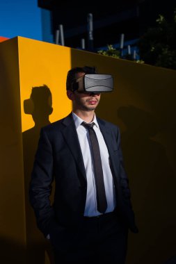Sanal gerçeklik gözlük takan işadamı
